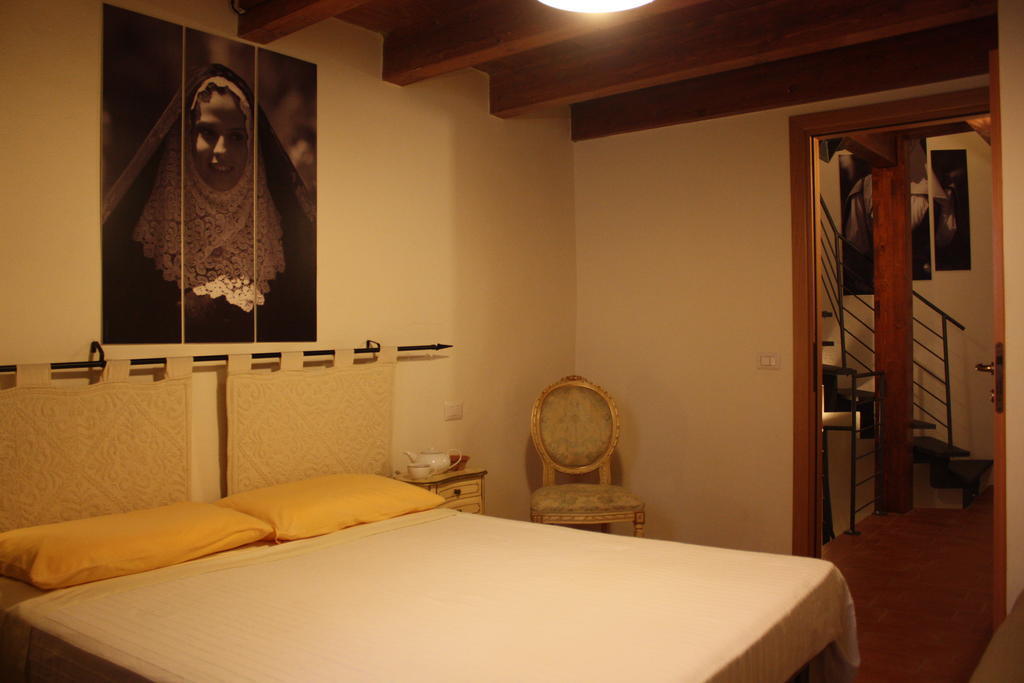 Il Lupo Rosso Bed and Breakfast Santu Lussurgiu Rum bild