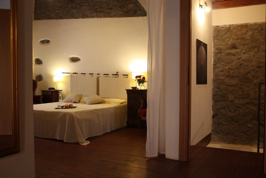 Il Lupo Rosso Bed and Breakfast Santu Lussurgiu Rum bild